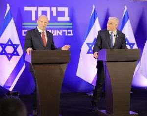 Naftali Bennett - stânga şi Yair Lapid - dreapta; Sursa foto: X / @yairlapid